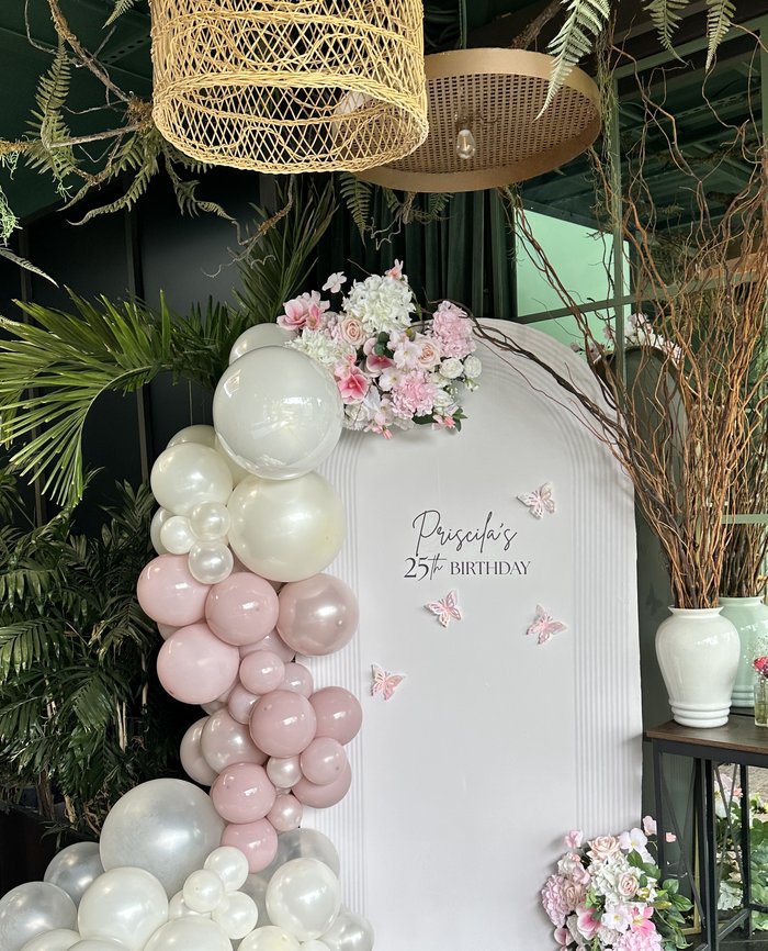 Backdrop de globos blush para cumpleaños