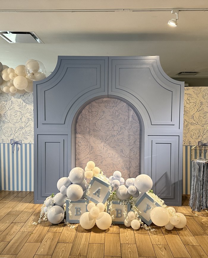 Backdrop de globos azul con letras BABY