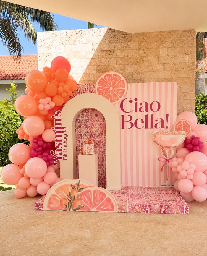 Backdrop de globos rosa y naranja para fiesta temática