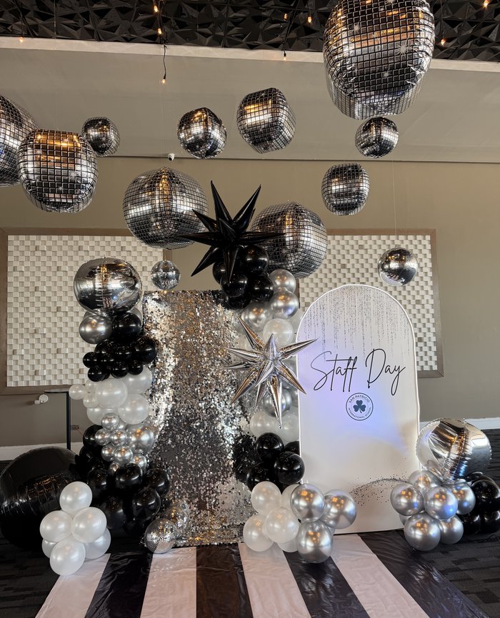 Backdrop de globos negro y plata para evento corporativo
