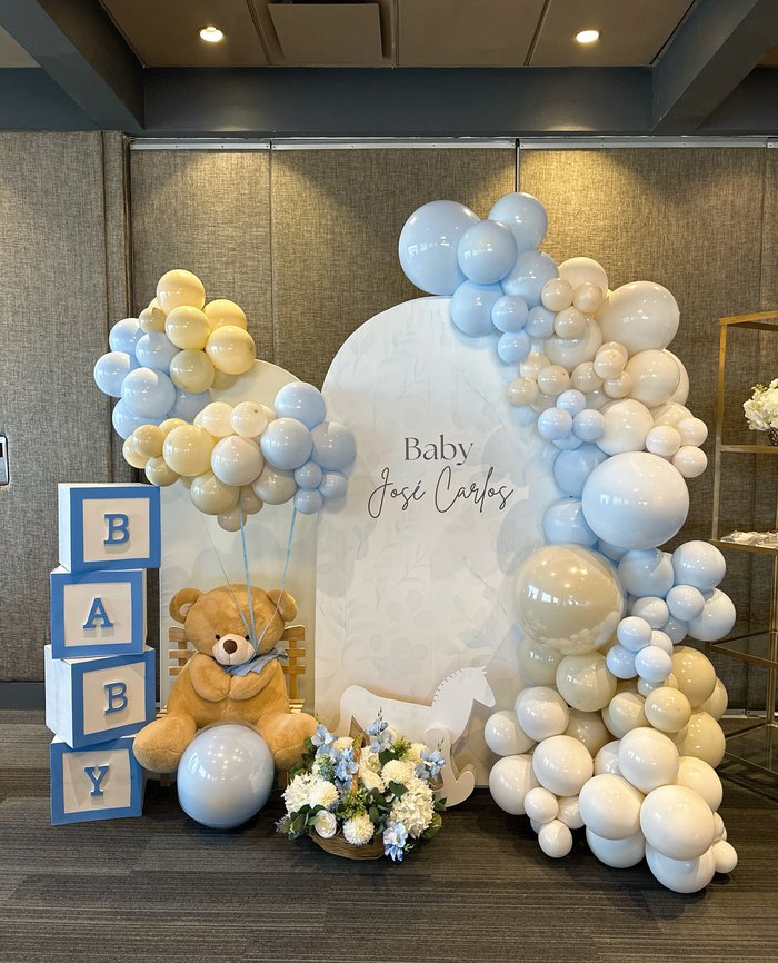Backdrop de globos azul y crema para bienvenida de bebé